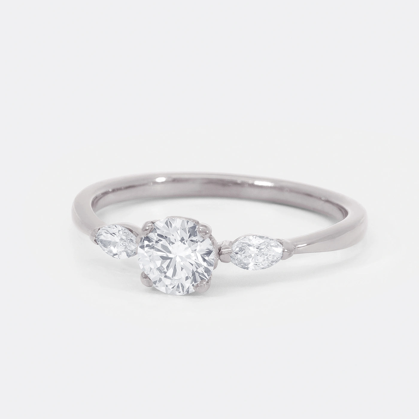 Ring Petite Fleur Mittelstein 0.50ct Brillant von 2 Navette Diamanten flankiert 950er Platin in floralem Design Frontansicht 25Grad links gedreht