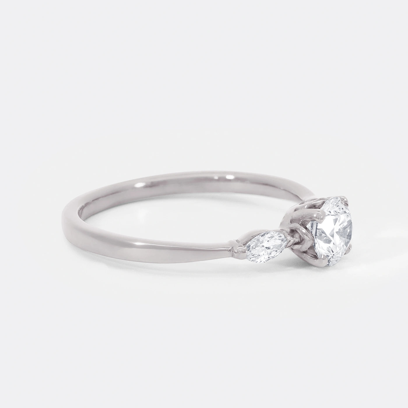 Ring Petite Fleur Mittelstein 0.50ct Brillant von 2 Navette Diamanten flankiert 950er Platin in floralem Design Frontansicht 75Grad rechts gedreht