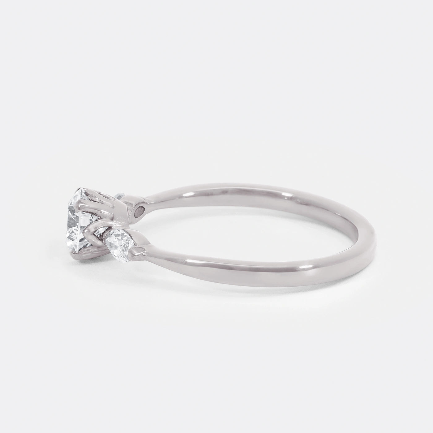 Ring Petite Fleur Mittelstein 0.50ct Brillant von 2 Navette Diamanten flankiert 950er Platin in floralem Design Frontansicht 90grad links gedreht