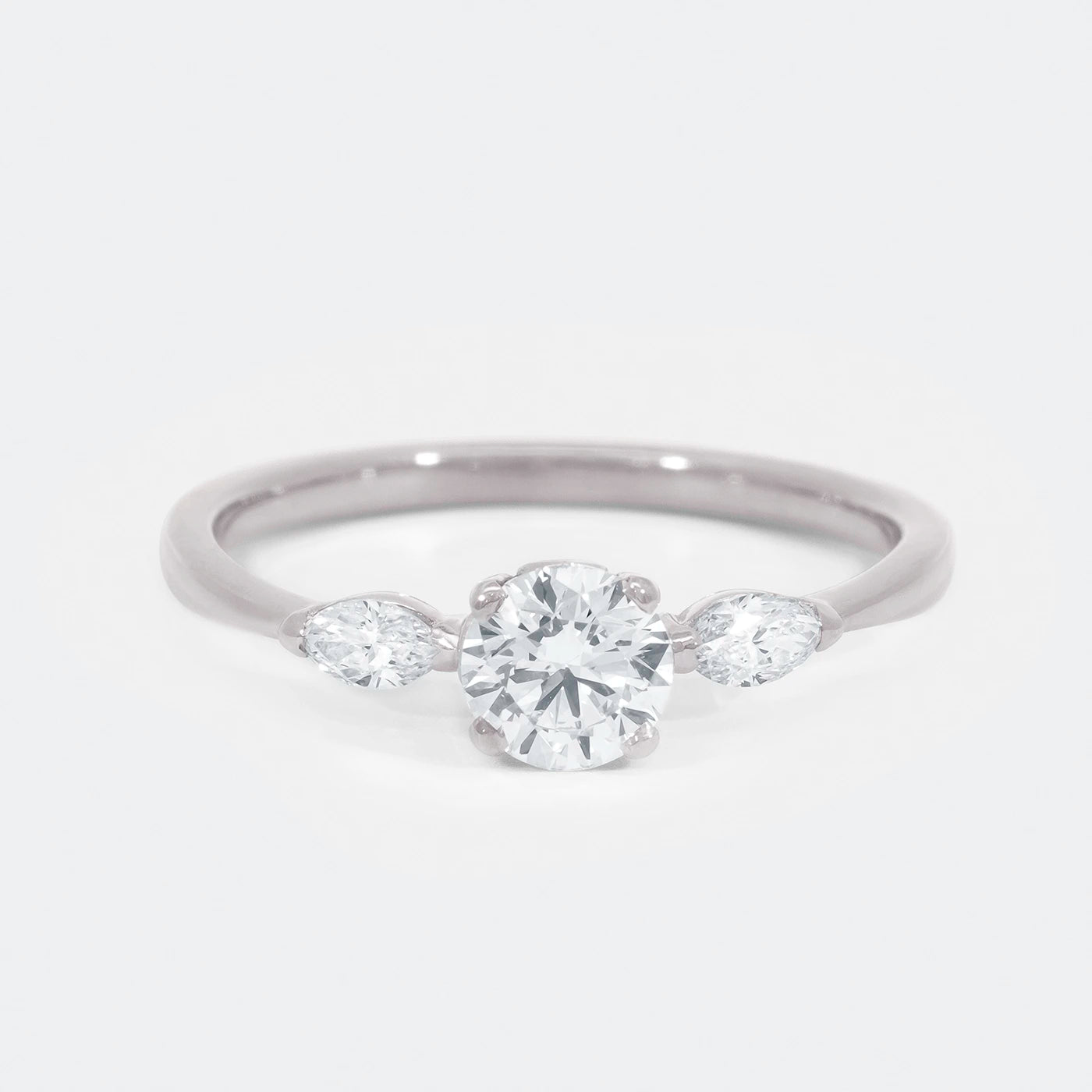 Ring Petite Fleur Mittelstein 0.50ct Brillant von 2 Navette Diamanten flankiert 950er Platin in floralem Design Frontansicht