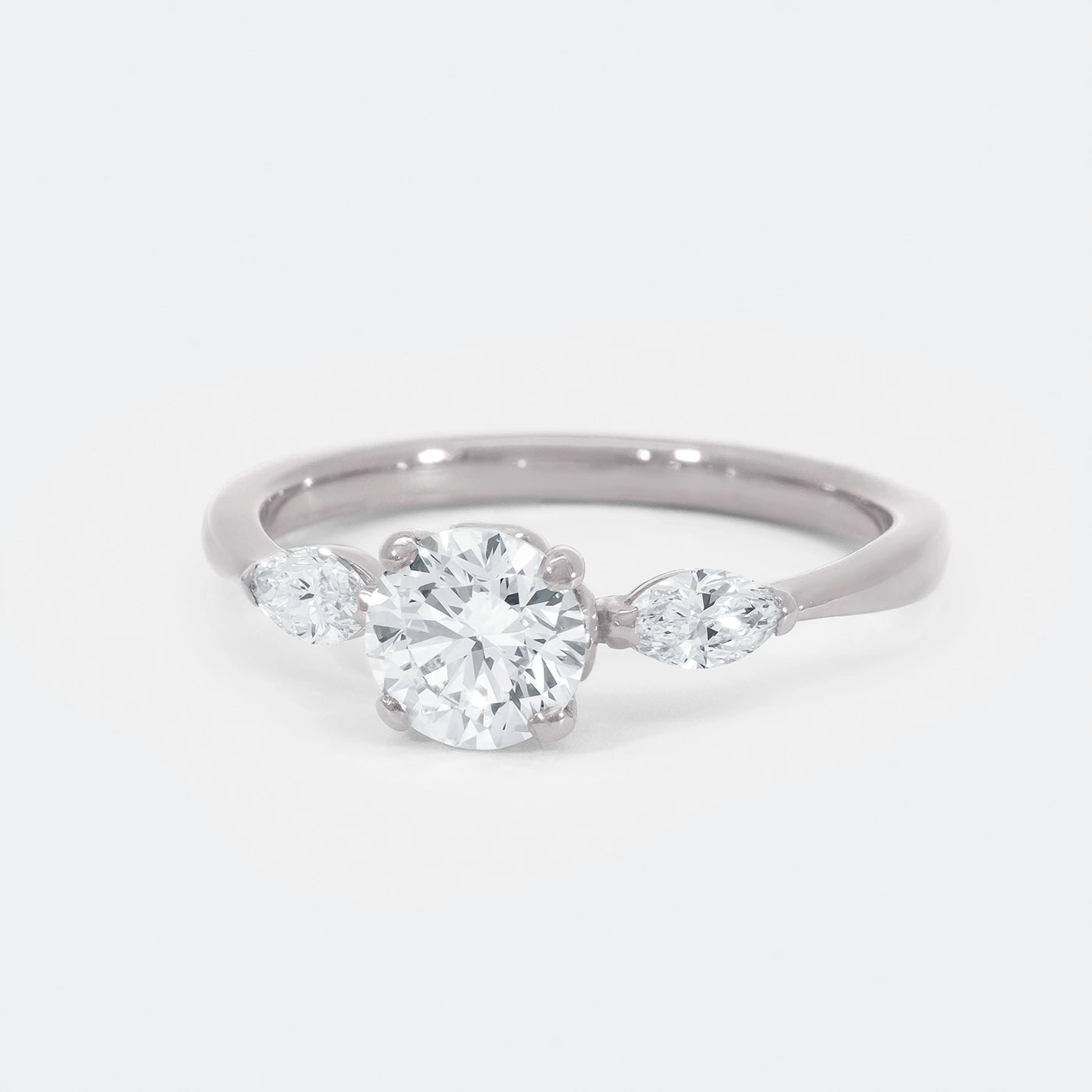 Ring Petite Fleur Mittelstein 0.75ct Brillant von 2 Navette Diamanten flankiert in floralem Design Platin Frontansicht 25Grad Links gedreht
