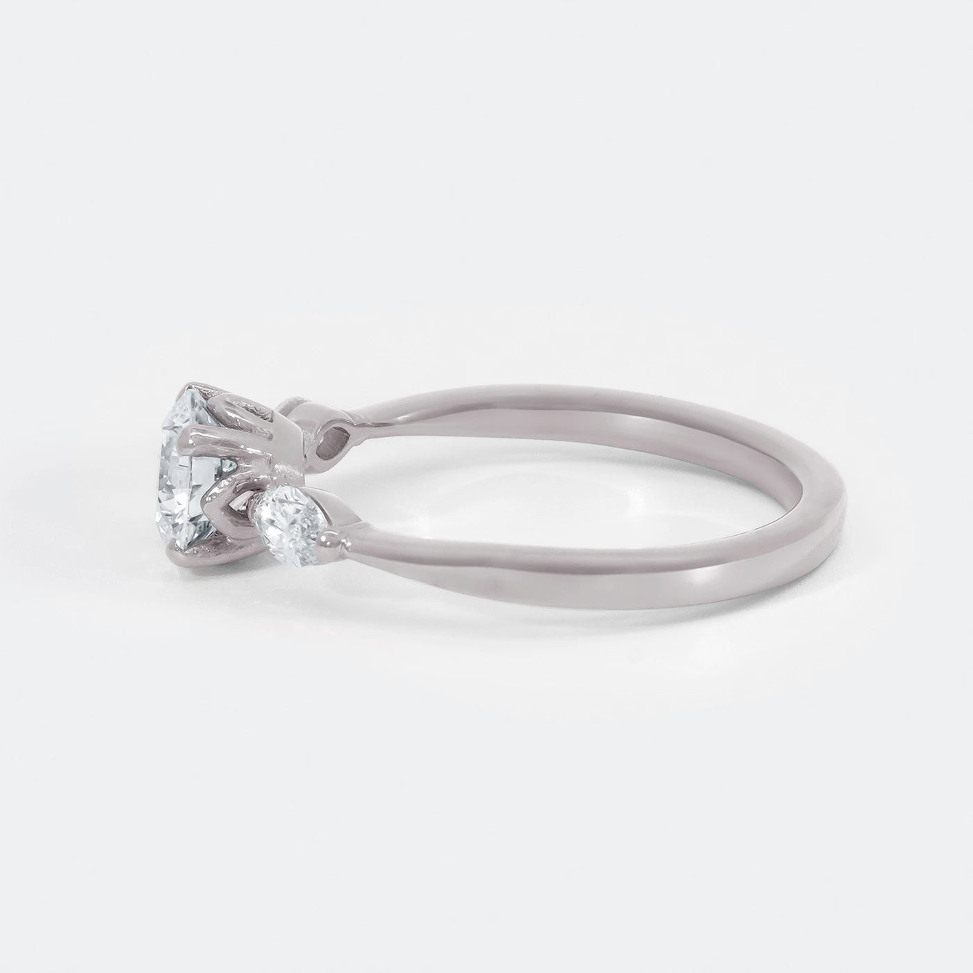 Ring Petite Fleur Mittelstein 0.75ct Brillant von 2 Navette Diamanten flankiert in floralem Design Platin Frontansicht 90Grad Links gedreht