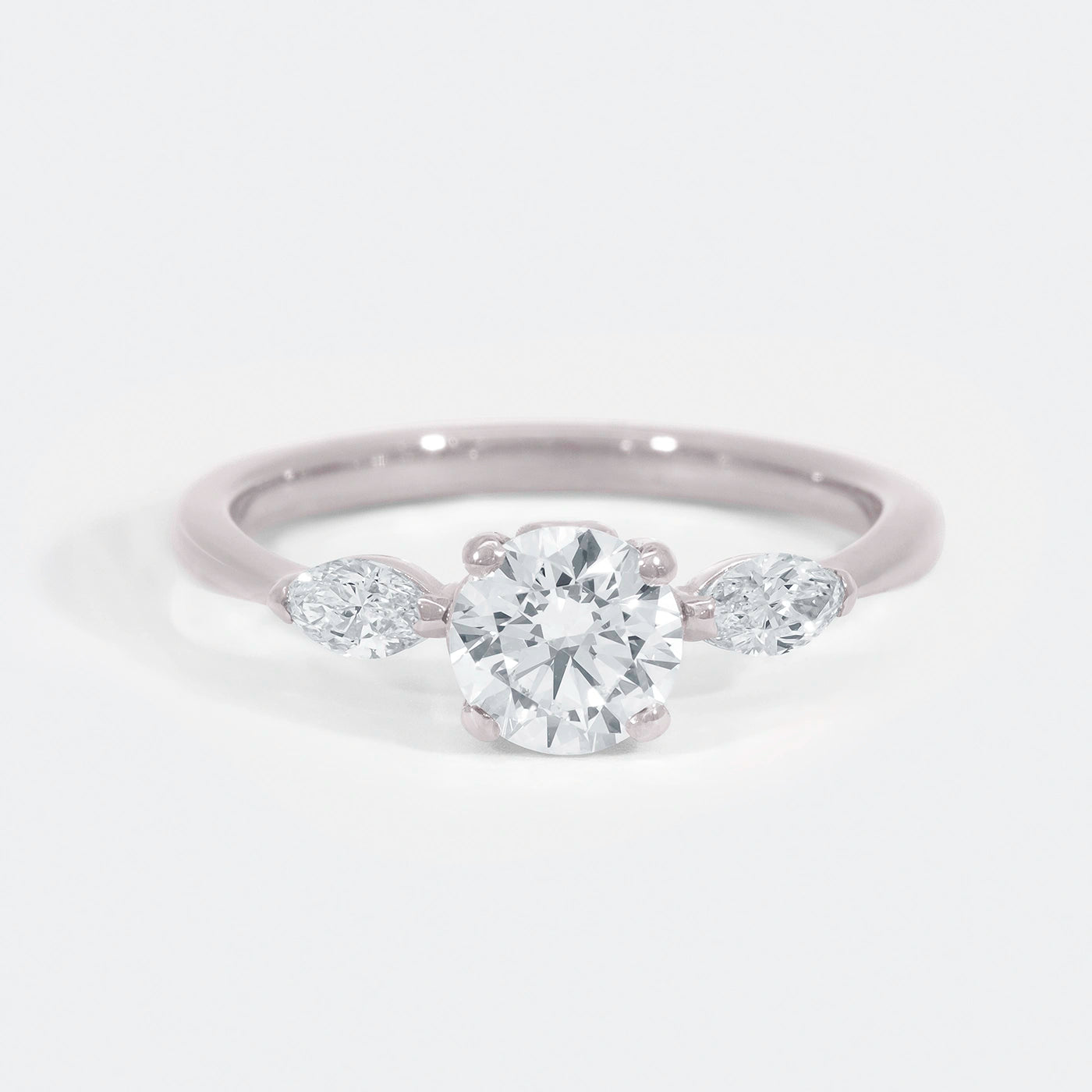Ring Petite Fleur Mittelstein 0.75ct Brillant von 2 Navette Diamanten flankiert in floralem Design Platin Frontansicht