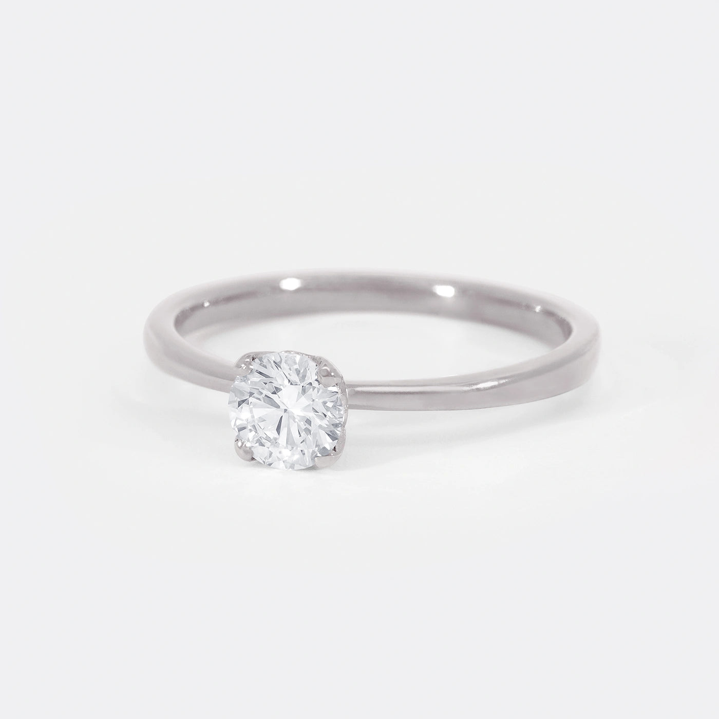 Ring Petite Fleur Solitair Platin 0.50ct Brillant Frontansicht 25Grad links gedreht