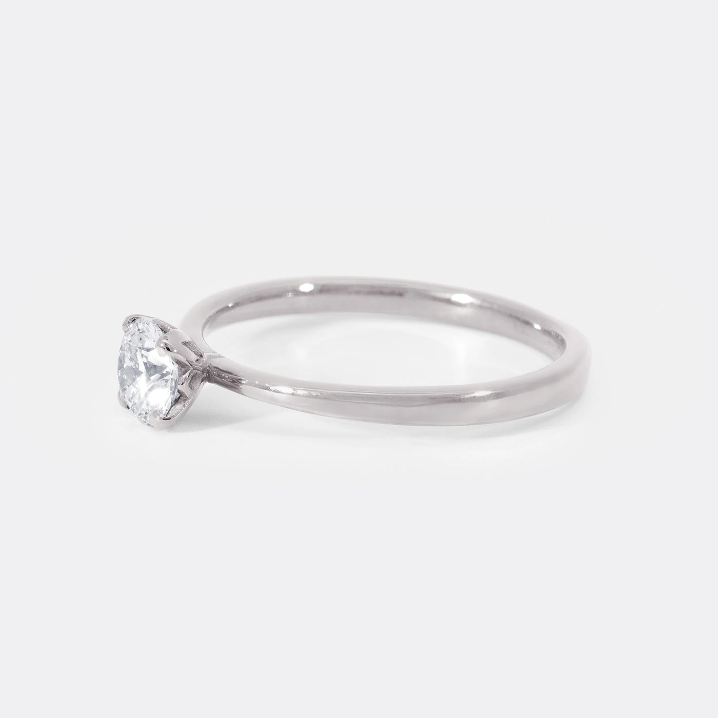 Ring Petite Fleur Solitair Platin 0.50ct Brillant Frontansicht 75Grad links gedreht