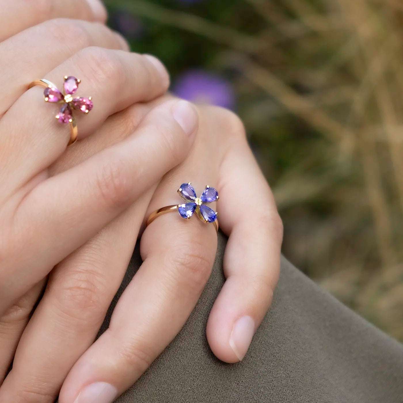 Ring 750er Gelbgold vier blaue Tansanite florales Design Modelcloseup