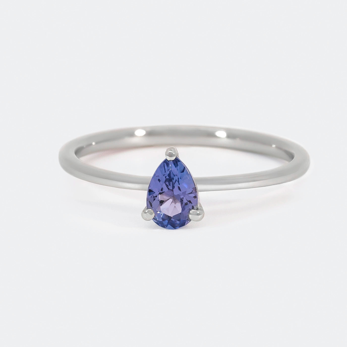 Ring Blossom ein blauer Tansanit Platin Frontansicht