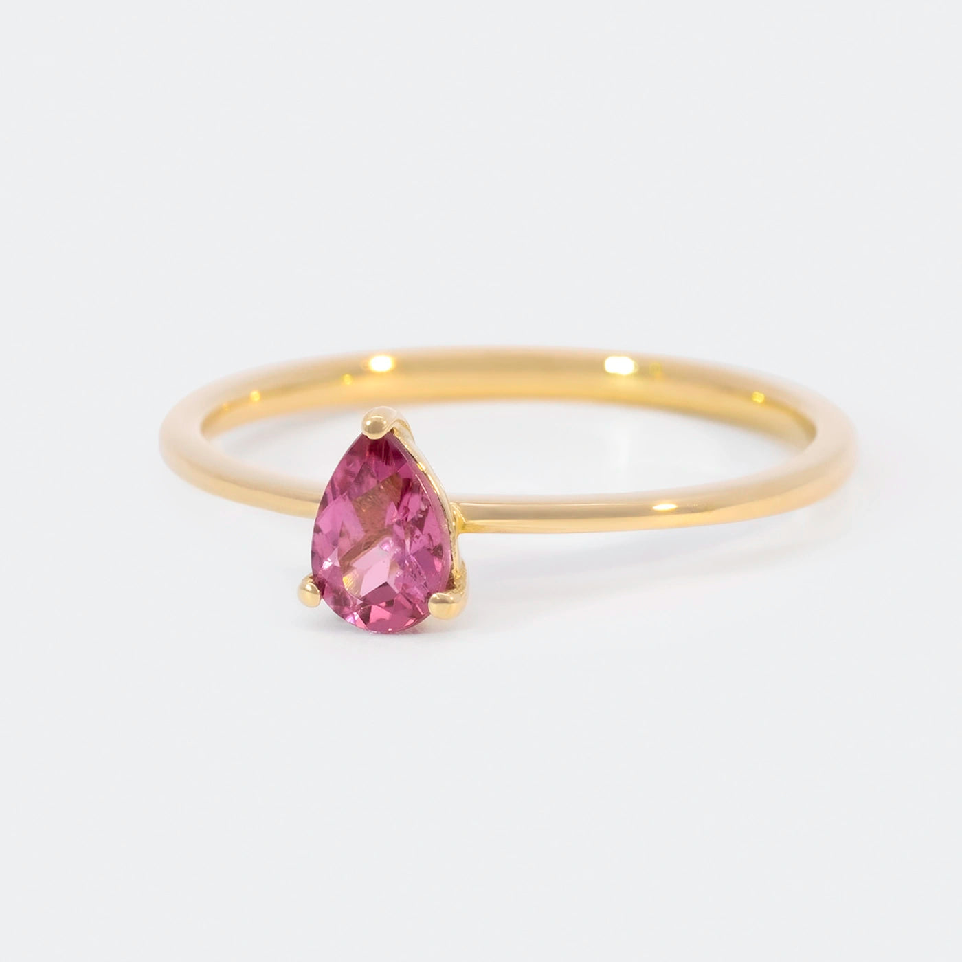 Ring Blossom ein rosa Turmalin Gelbgold Frontansicht 25Grad links gedreht