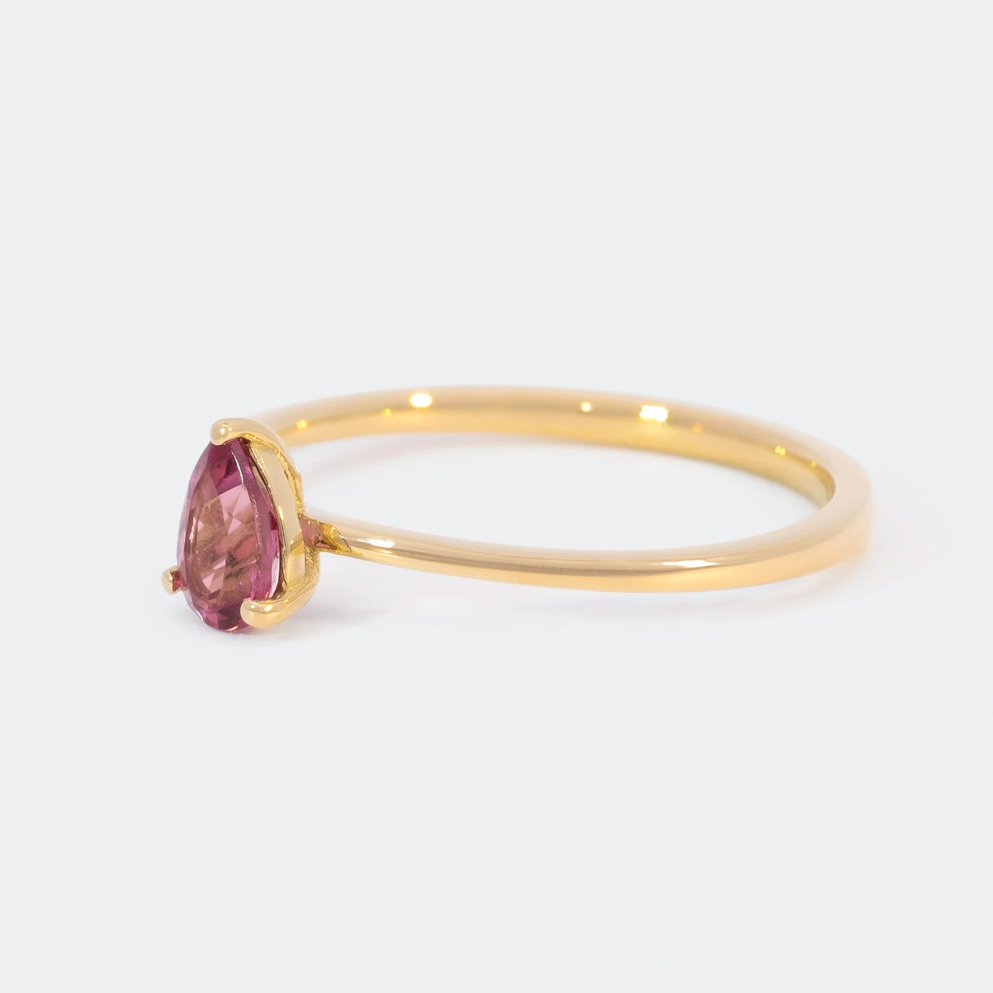 Ring Blossom ein rosa Turmalin Gelbgold Frontansicht 75Grad links gedreht