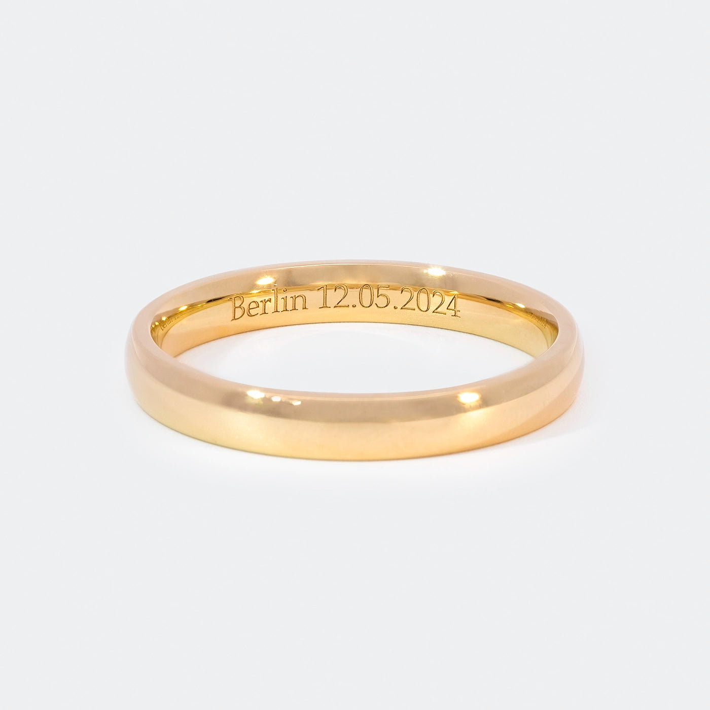 Ring Classic Line Gelbgold in klassischem Stil 3x1.7mm Frontansicht hinten scharf mit Gravur Berlin 