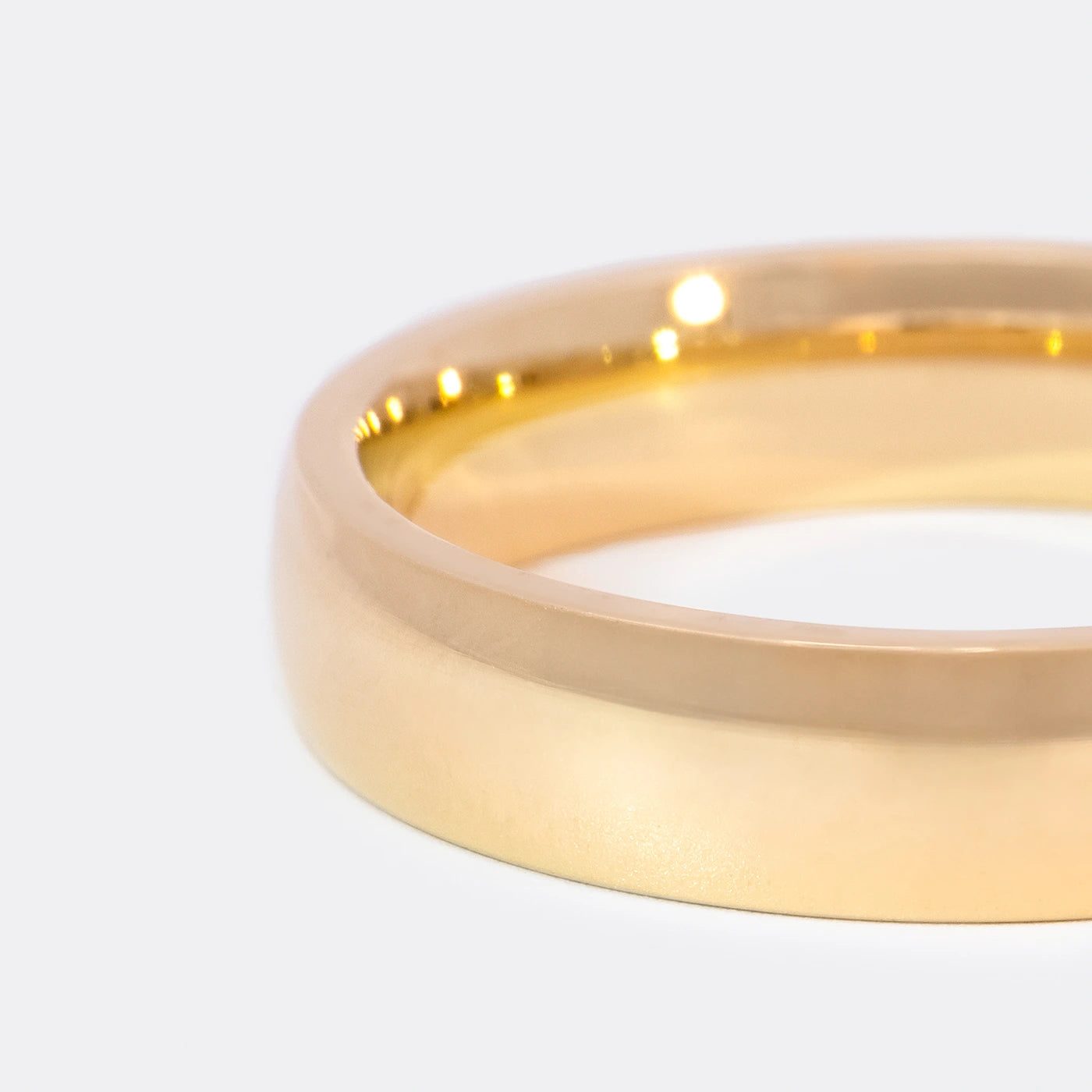 Ring Classic Line Gelbgold in klassischem Stil 5x2.1mm Frontansicht Closeup linke Haelfte