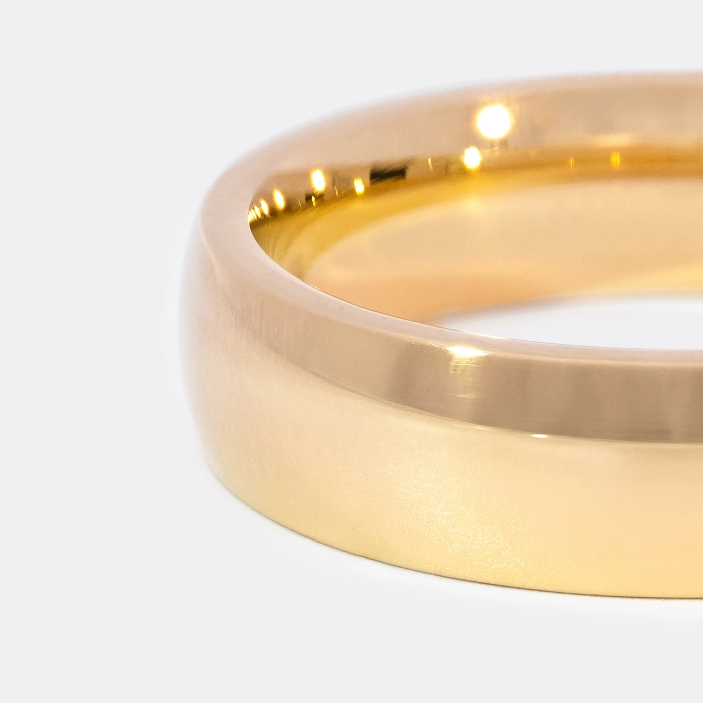 Ring Classic Line Gelbgold in klassischem Stil 6x2.4mm Frontansicht closeup linke Haelfte