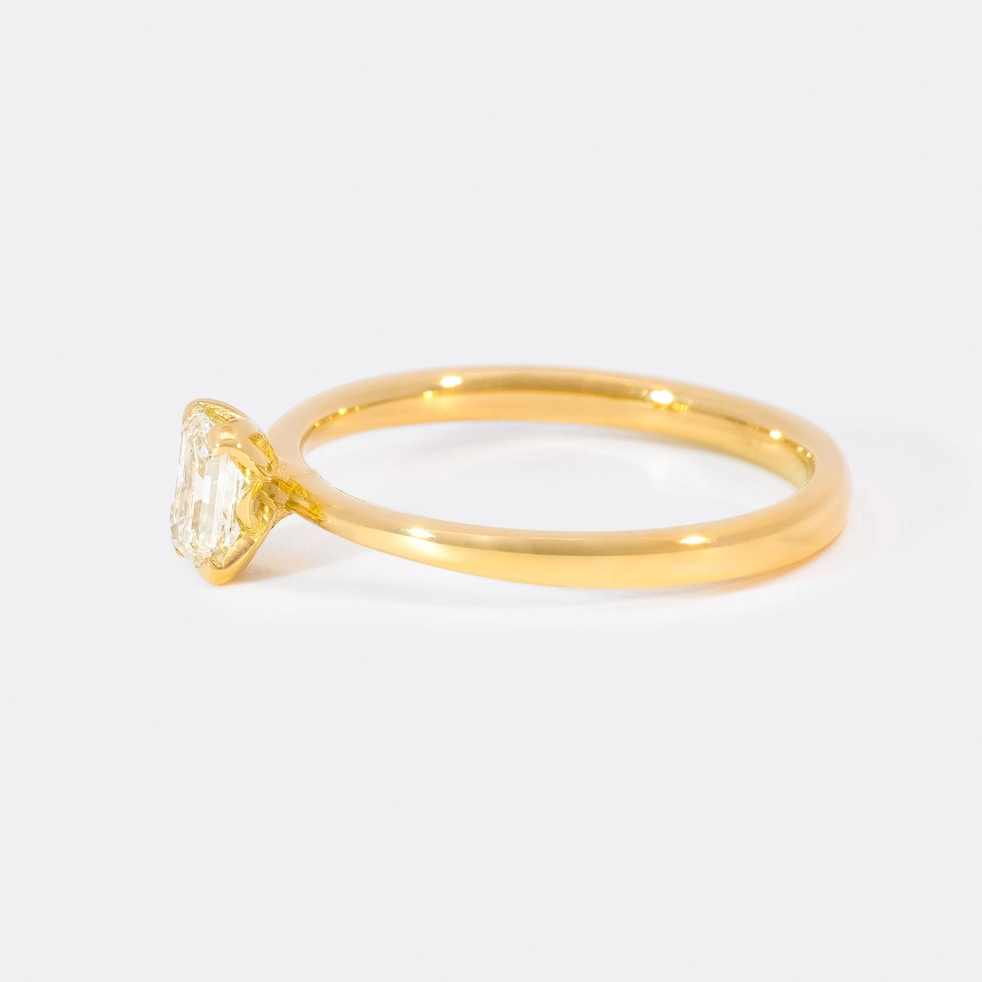 Ring Fleur Solitair ein Baguette Diamant 0.46ct Gelbgold Frontansicht 75Grad links gedreht