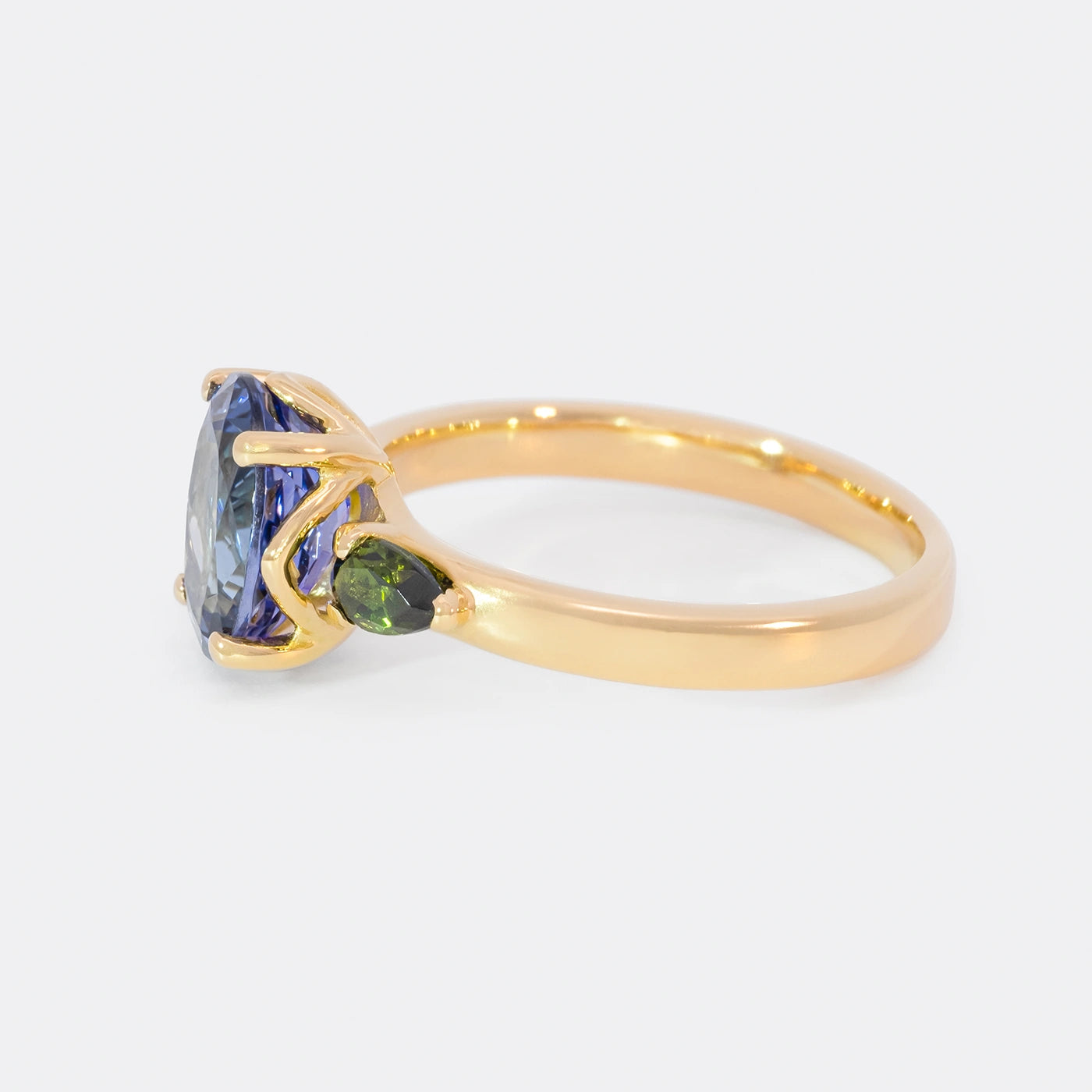 Ring Fleur Unikat blauer Tansanit und zwei gruene Turmaline Gelbgold  im floralem Design Frontansicht 90Grad links gedreht