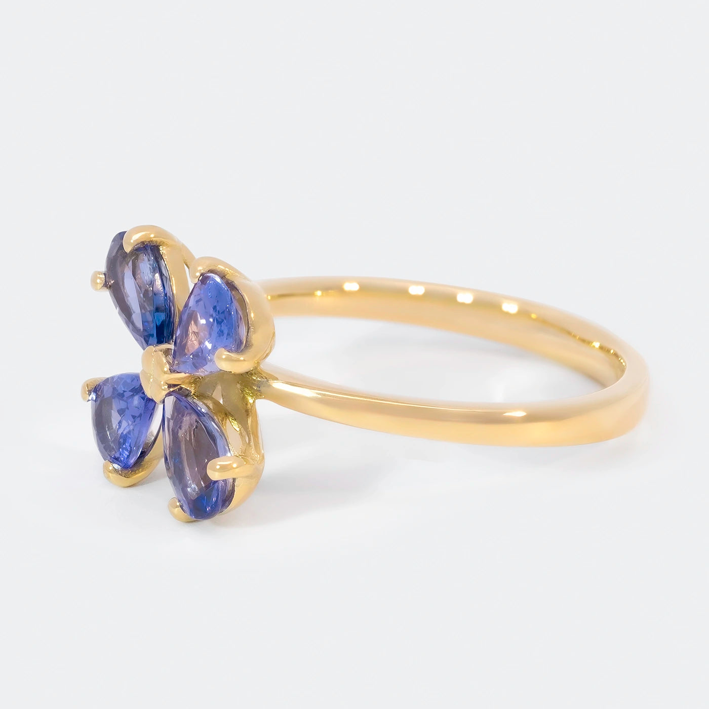 Ring 750er Gelbgold vier blaue Tansanite florales Design Front 75Grad links gedreht