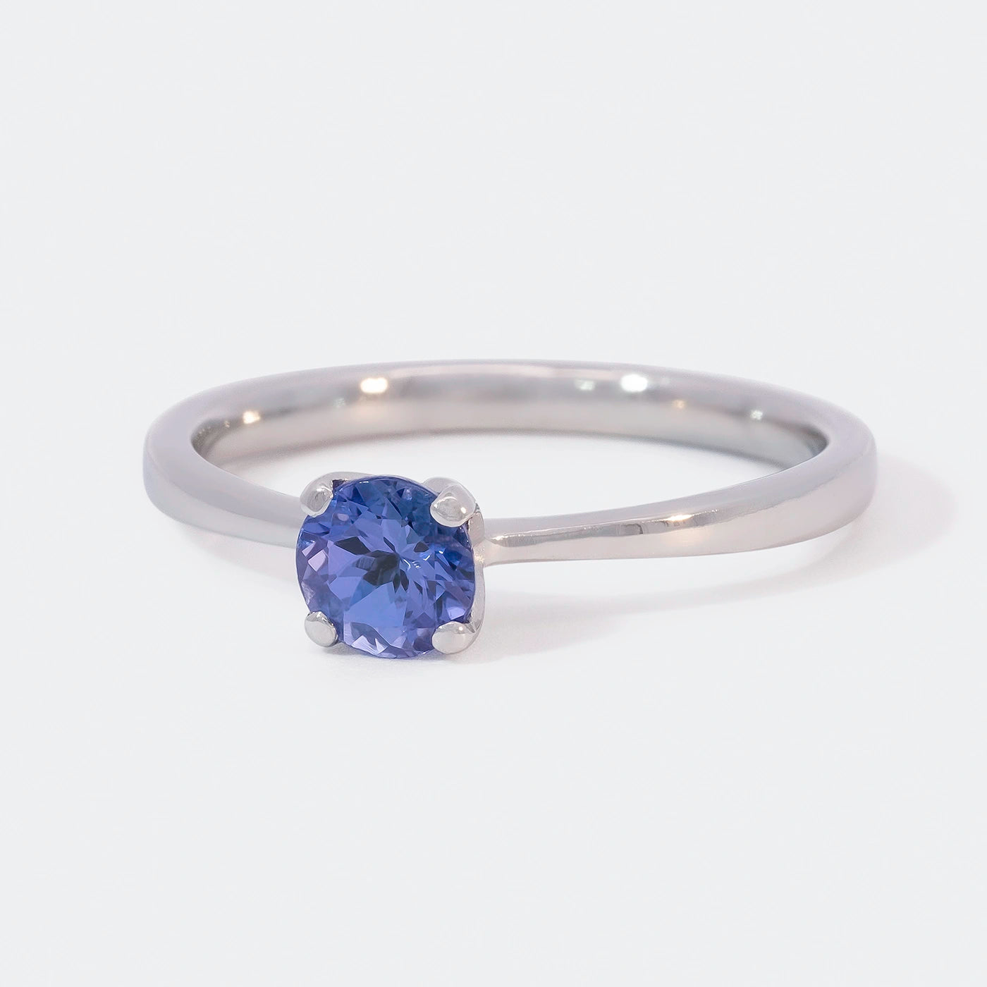 Ring Mermaid 950er Platin ein blauer Tansanit Frontansicht 25Grad links gedreht