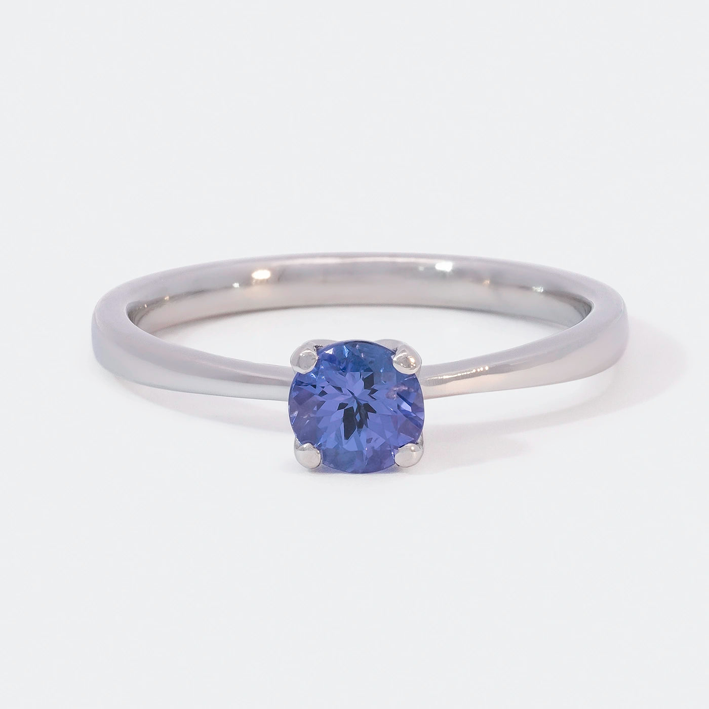 Ring Mermaid 950er Platin ein blauer Tansanit Frontansicht