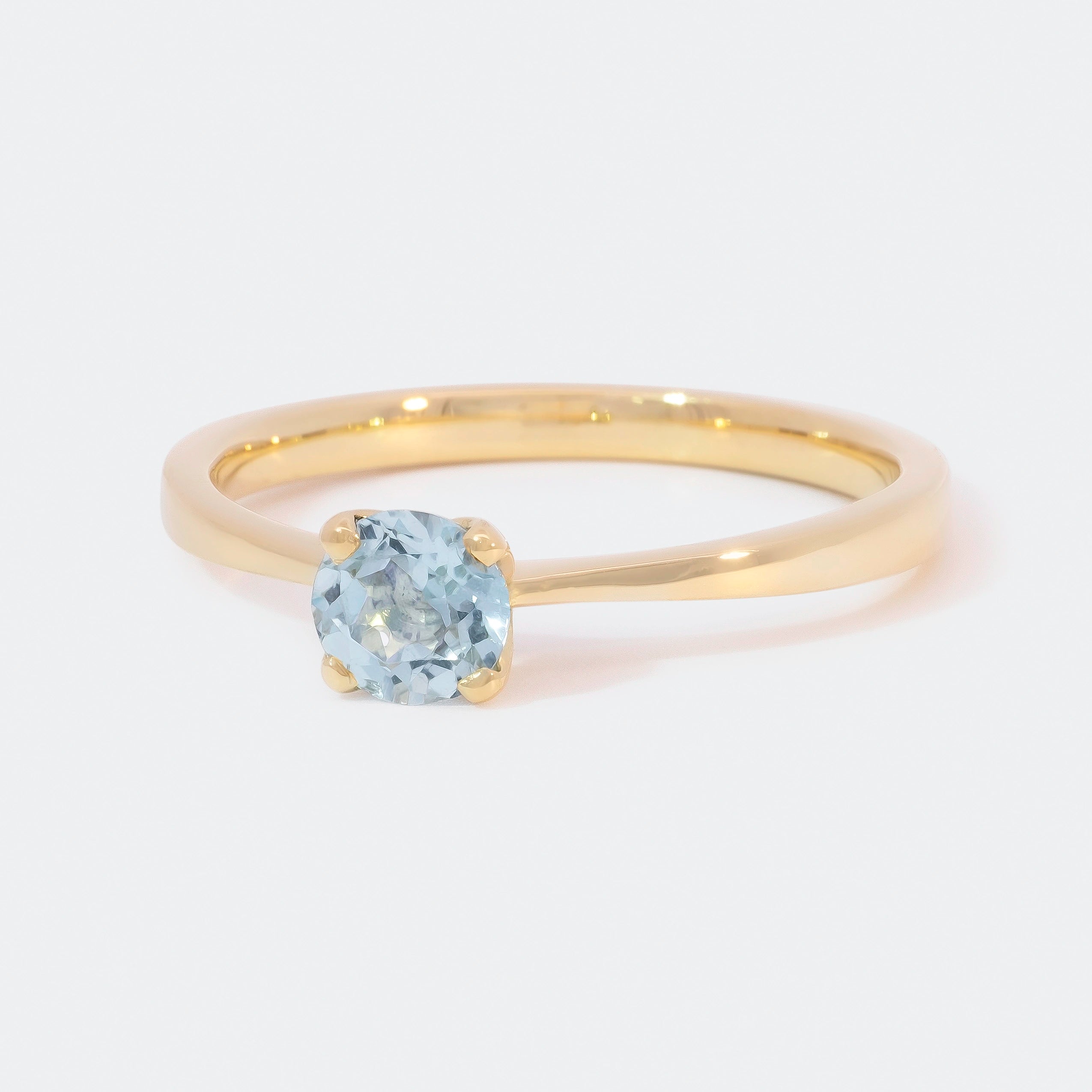 Ring Mermaid 750er Gelbgold ein hellblauer Aquamarin  Frontansicht 25Grad links gedreht