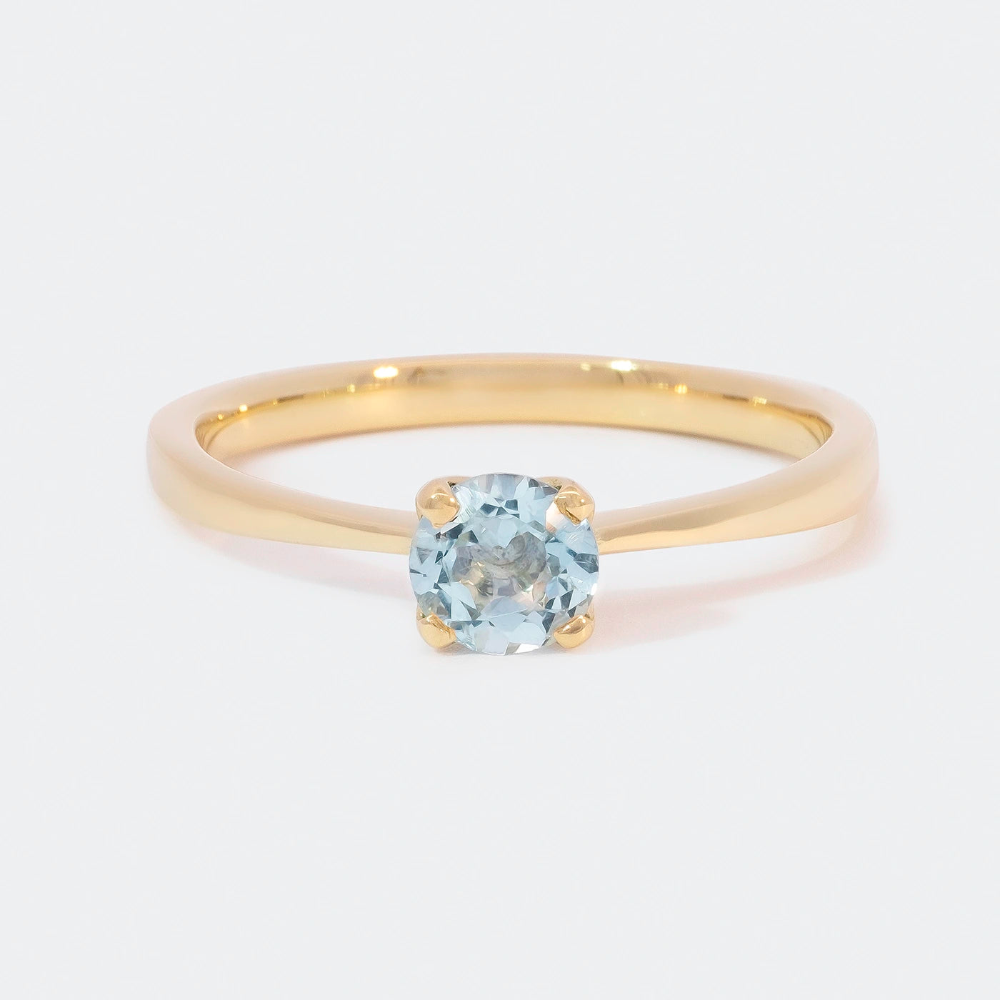 Ring Mermaid 750er Gelbgold ein hellblauer Aquamarin Frontansicht