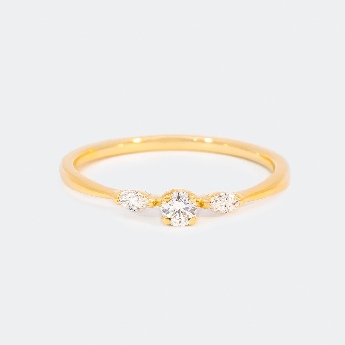 Ring Petite Fleur Mittelstein 0.10ct Brillant von 2 Navette Diamanten flankiert in floralem Design Frontansicht