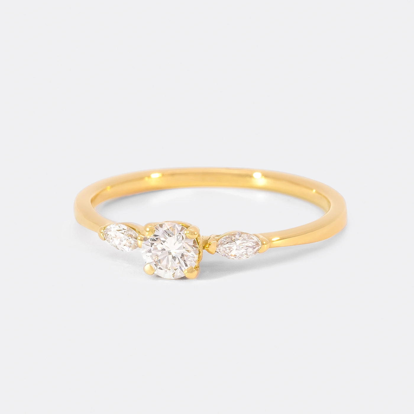 Ring Petite Fleur Mittelstein 0.25ct Brillant von 2 Navette Diamanten flankiert Gelbgold in floralem Design Frontansicht 25Grad links gedreht