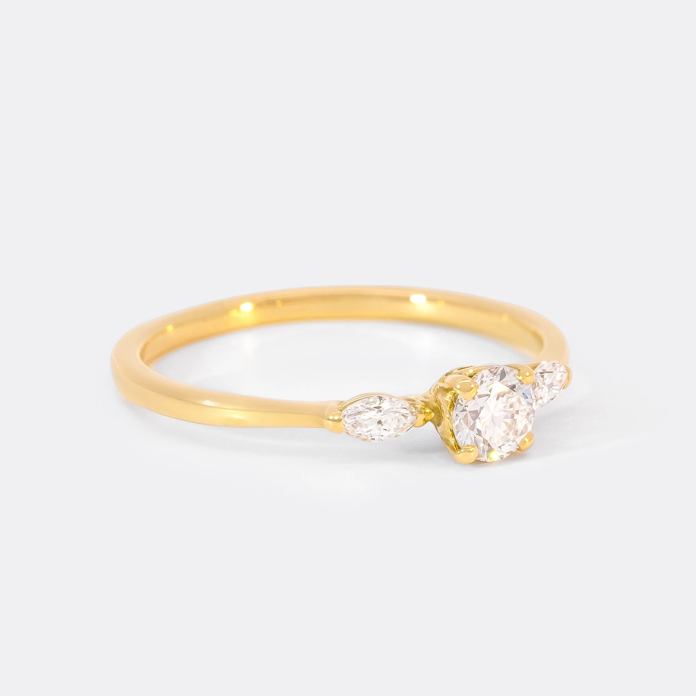 Ring Petite Fleur Mittelstein 0.25ct Brillant von 2 Navette Diamanten flankiert Gelbgold in floralem Design Frontansicht 45Grad rechts gedreht