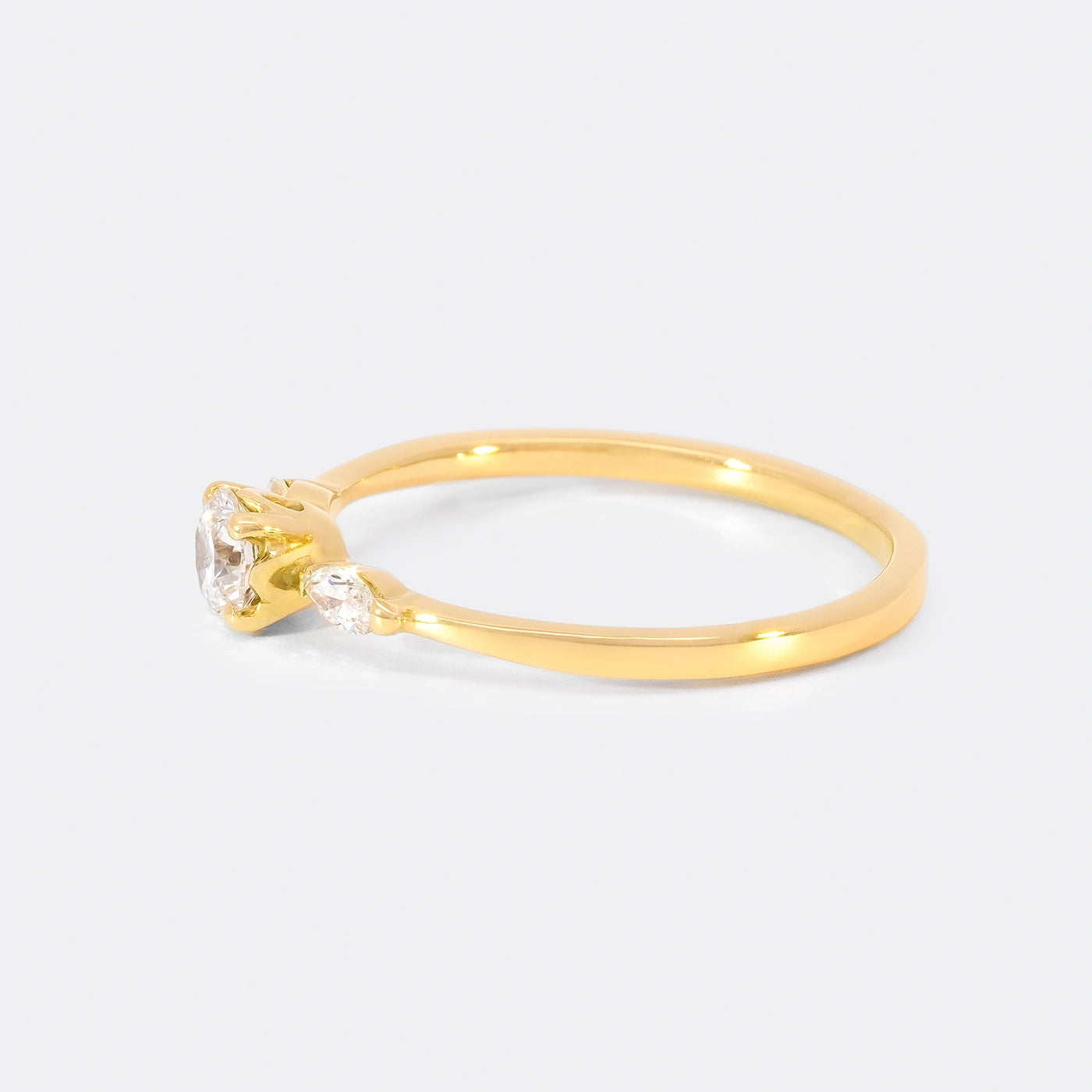 Ring Petite Fleur Mittelstein 0.25ct Brillant von 2 Navette Diamanten flankiert Gelbgold in floralem Design Frontansicht 90Grad links gedreht