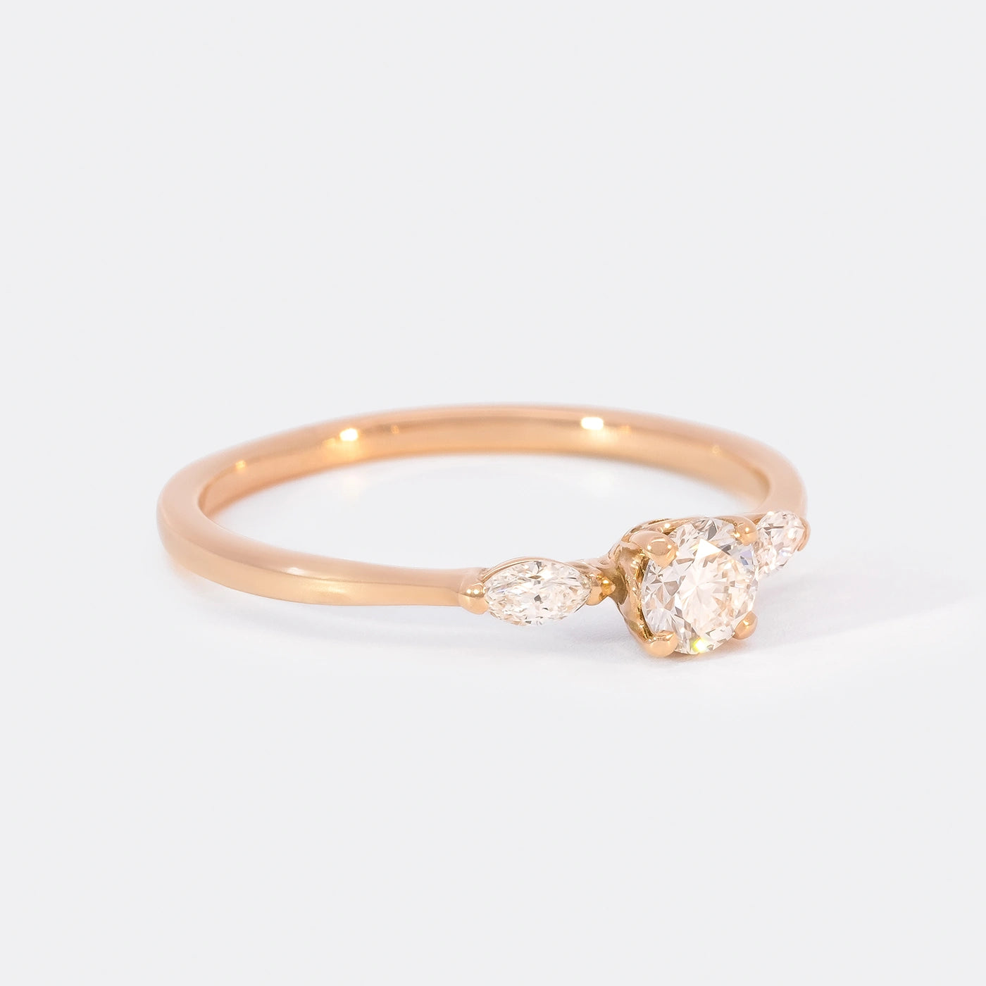 Ring Petite Fleur Mittelstein 0.25ct Brillant von 2 Navette Diamanten flankiert Rosegold in floralem Design Frontansicht 45Grad rechts gedreht