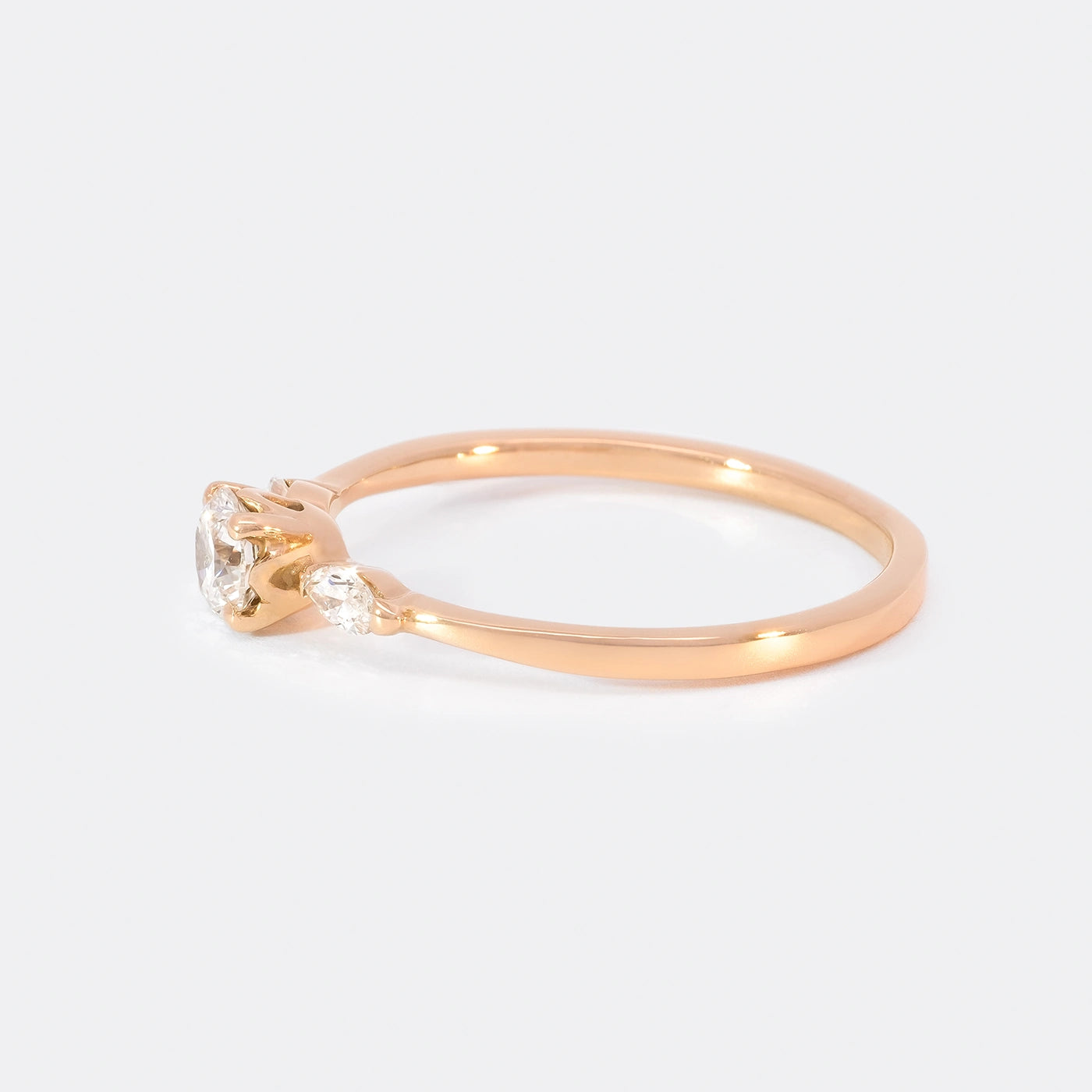 Ring Petite Fleur Mittelstein 0.25ct Brillant von 2 Navette Diamanten flankiert Rosegold in floralem Design Frontansicht 90Grad links gedreht