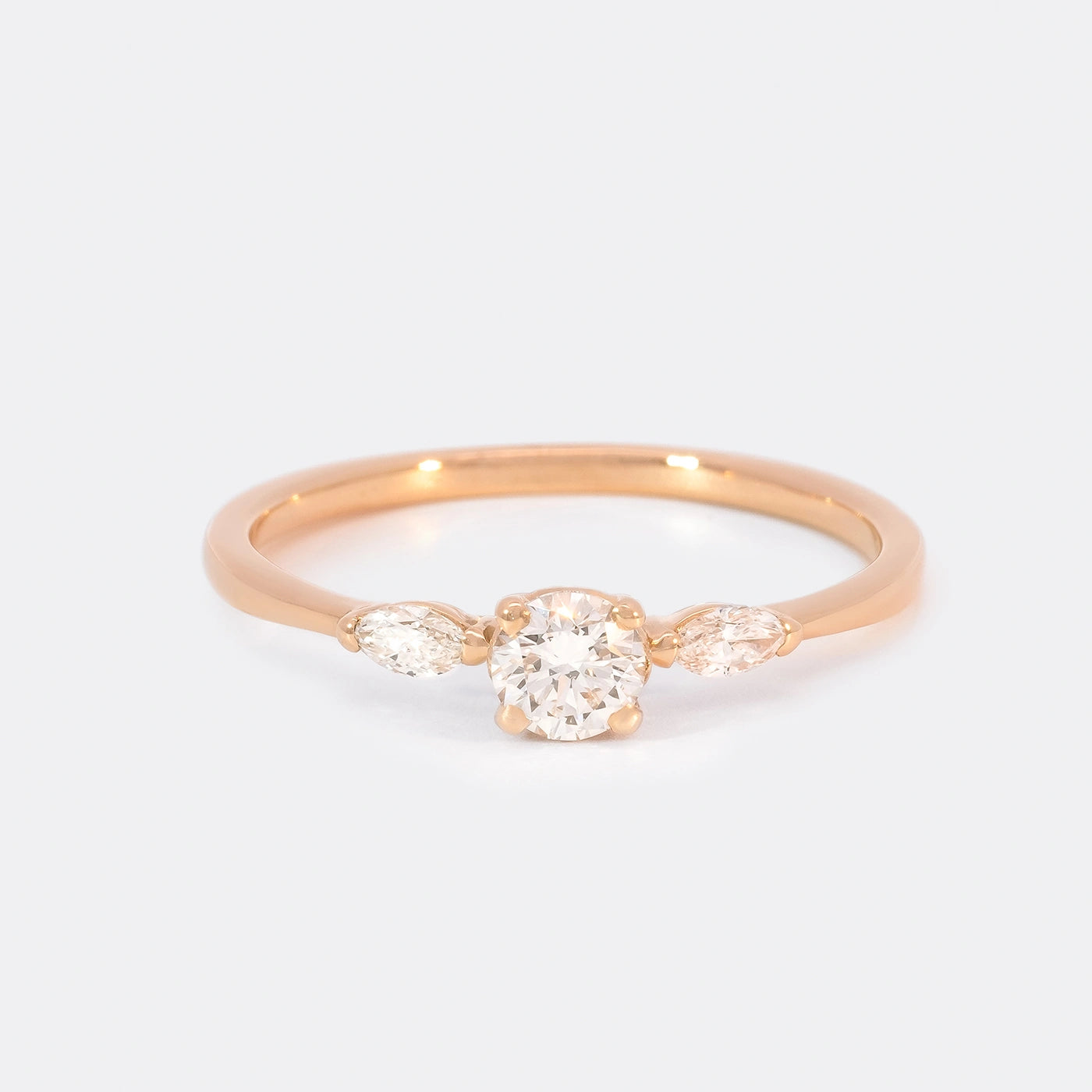 Ring Petite Fleur Mittelstein 0.25ct Brillant von 2 Navette Diamanten flankiert Rosegold in floralem Design Frontansicht