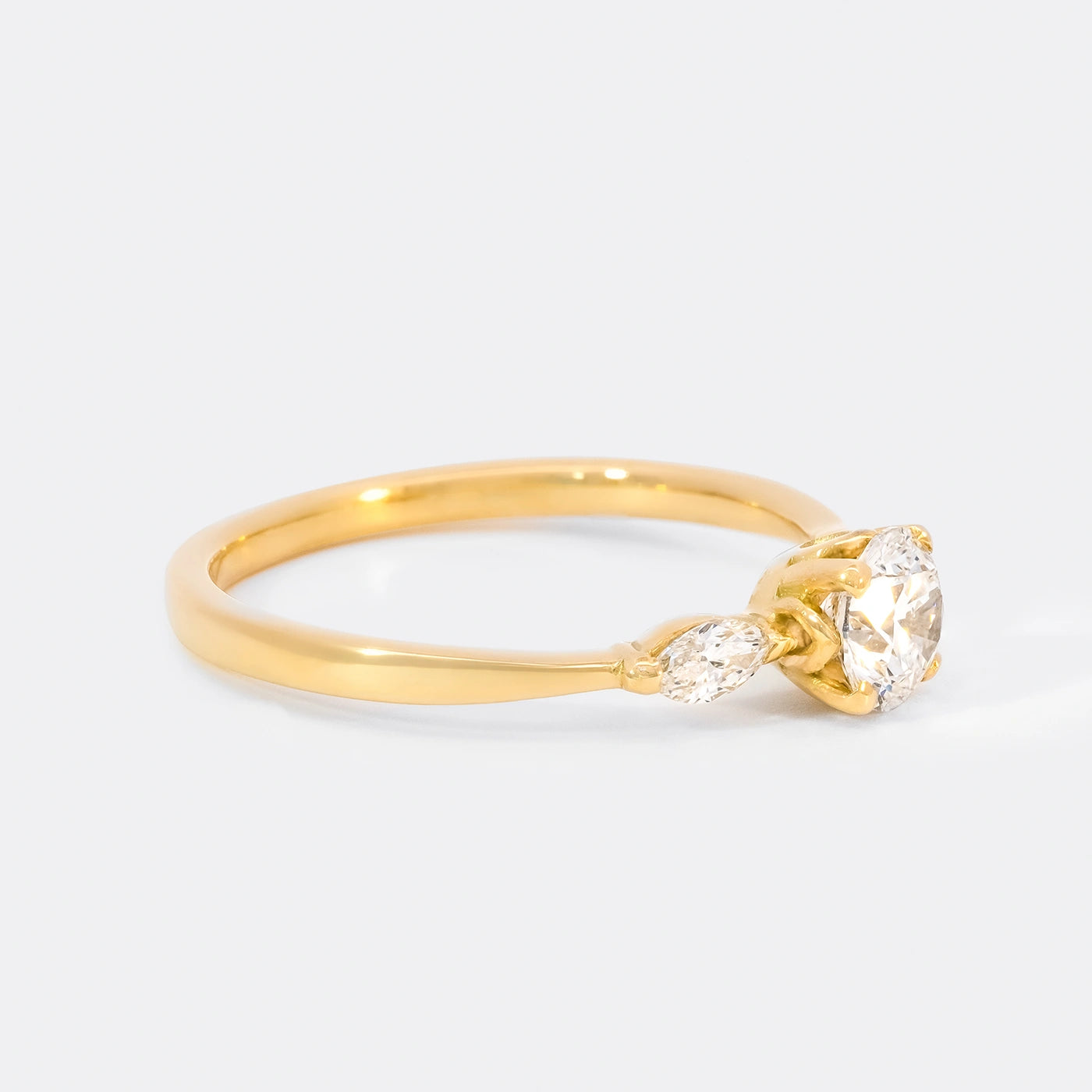 Ring Petite Fleur Mittelstein 0.50ct Brillant von 2 Navette Diamanten flankiert Gelbgold in floralem Design Frontansicht 45Grad rechts gedreht