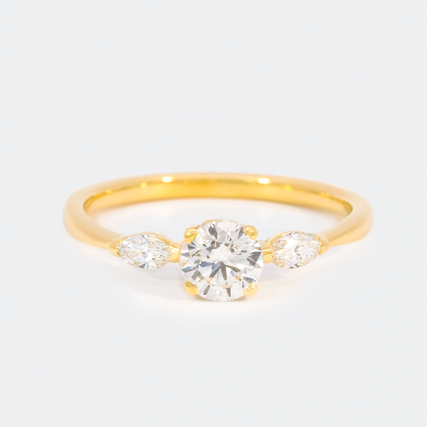 Ring Petite Fleur Mittelstein 0.50ct Brillant von 2 Navette Diamanten flankiert Gelbgold in floralem Design Frontansicht