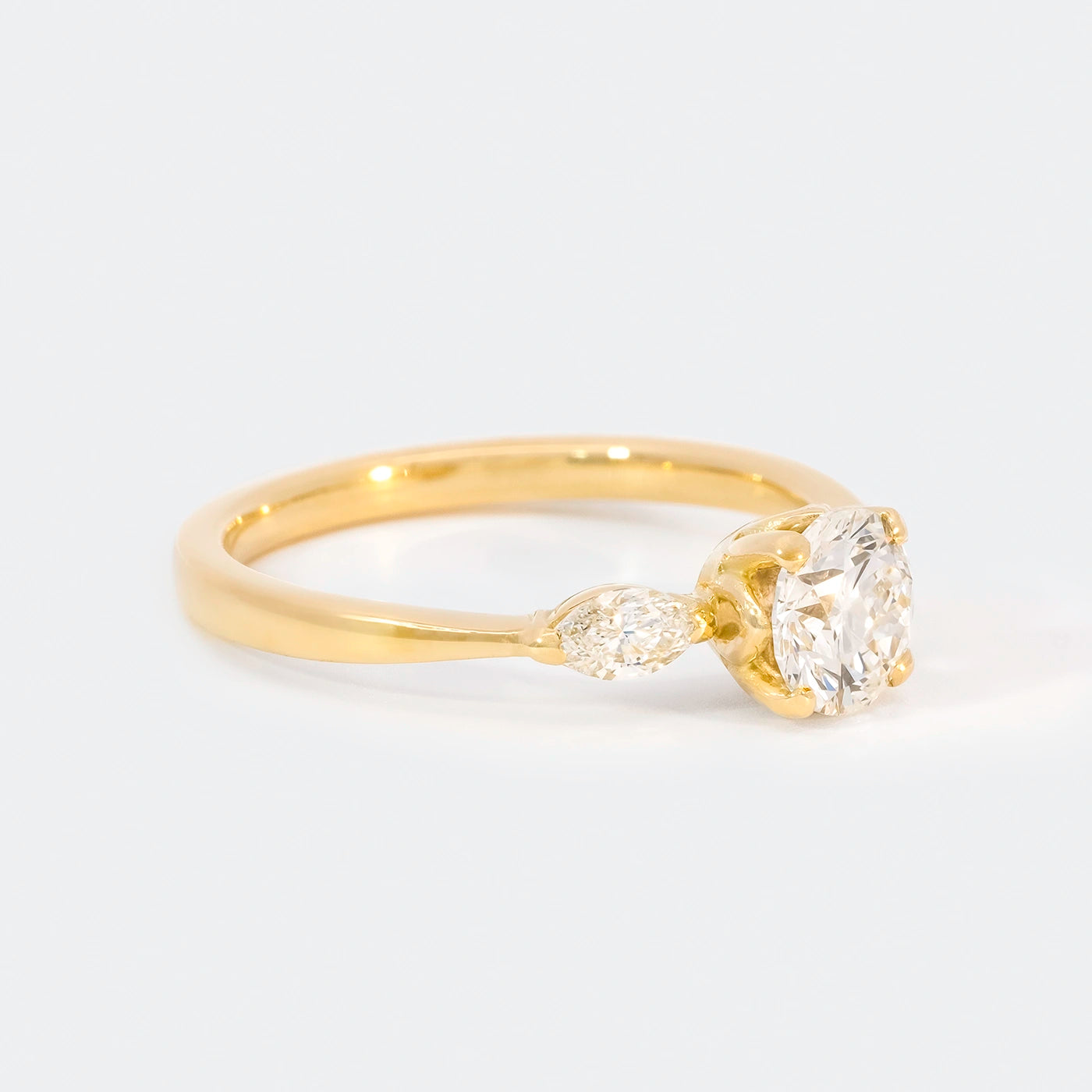 Ring Petite Fleur Mittelstein 0.75ct Brillant von 2 Navette Diamanten flankiert Gelbgold in floralem Design Frontansicht 45Grad rechts gedreht