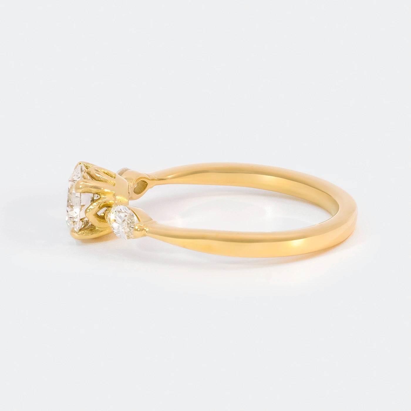 Ring Petite Fleur Mittelstein 0.75ct Brillant von 2 Navette Diamanten flankiert Gelbgold in floralem Design Frontansicht 90Grad links gedreht