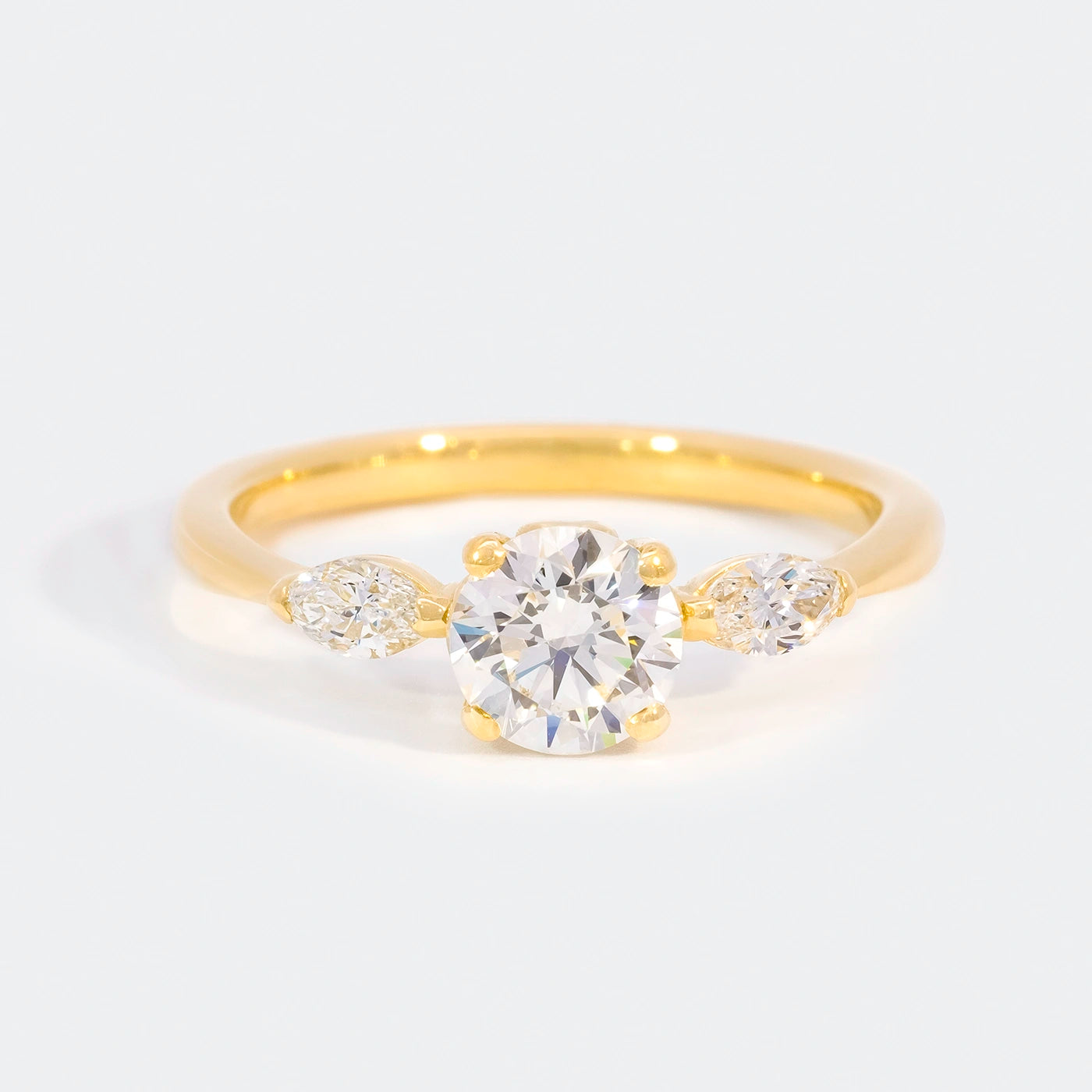 Ring Petite Fleur Mittelstein 0.75ct Brillant von 2 Navette Diamanten flankiert Gelbgold in floralem Design Frontansicht