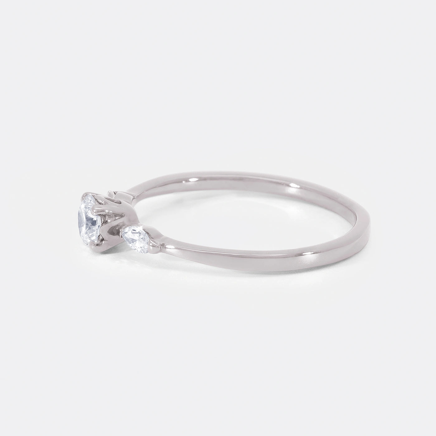 Ring Petite Fleur Mittelstein 0.50ct Brillant von 2 Navette Diamanten flankiert in floralem Design Platin Frontansicht 90Grad links gedreht