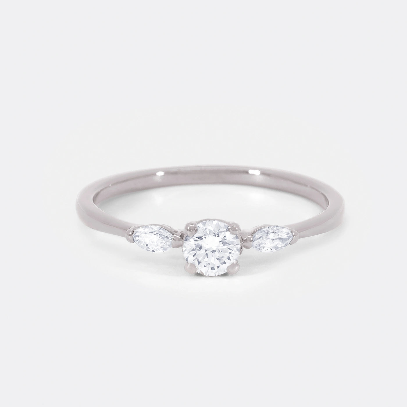 Ring Petite Fleur Mittelstein 0.50ct Brillant von 2 Navette Diamanten flankiert in floralem Design Platin Frontansicht