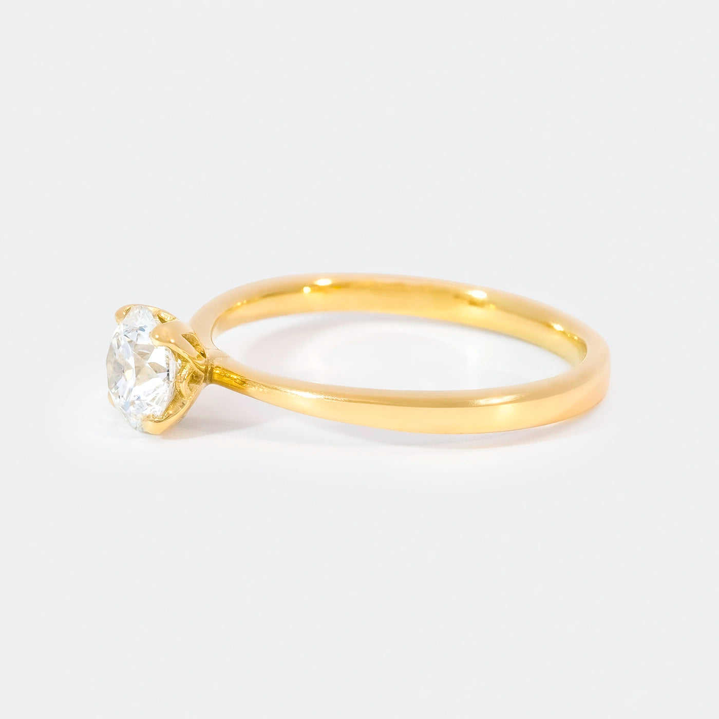 Ring Petite Fleur Solitair Gelbgold 0.75ct Brillant Frontansicht 75Grad links gedreht