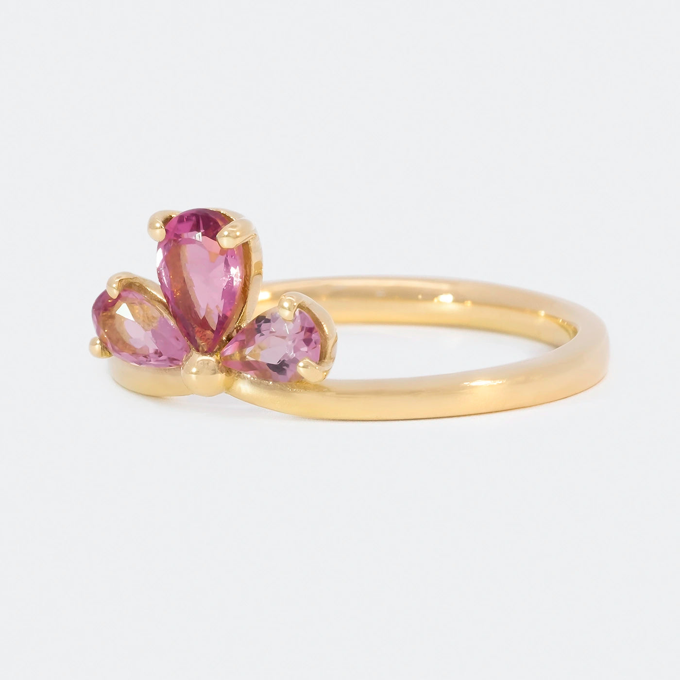 Ring Trinity Blossom 750er Gelbgold 3 rosa Turmaline florale Fassung Frontansicht 25Grad links gedreht