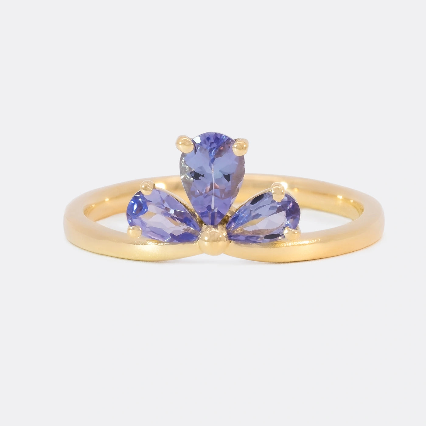 Ring Trinity Blossom 750er Gelbgold 3 blaue Tansanite florale Fassung Frontansicht