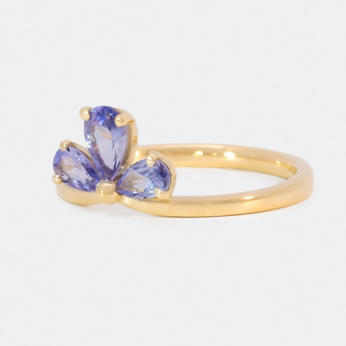 Ring Trinity Blossom 750er Gelbgold 3 blaue Tansanite florale Fassung Frontansicht 25Grad gedreht