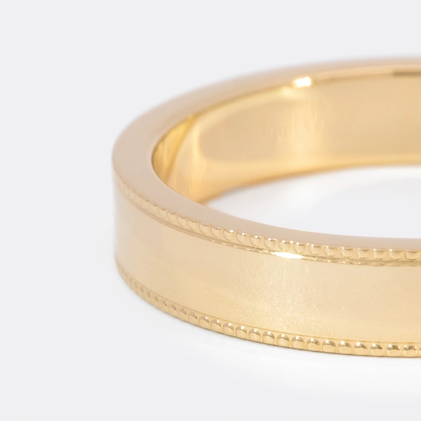 Ring Vintage Herrenring Gelbgold Ringschiene mit kleinem Kugelmuster am Rand auf beiden Seiten Frontansicht Closeup linke Seite