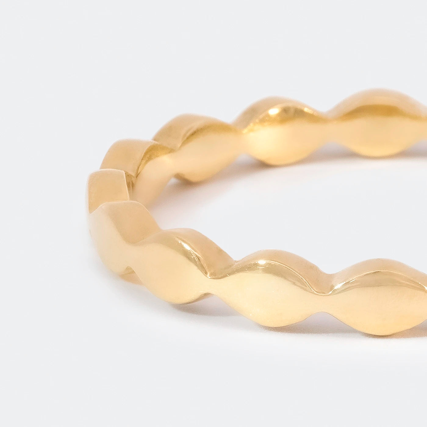 Ring Wave Gelbgold die Ringschiene ist geschwungen wie Wellen Frontansicht Closeup linke Seite