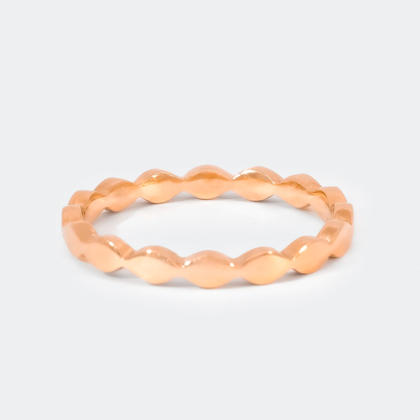 Ring Wave Rosegold die Ringschiene ist geschwungen wie Wellen Frontansicht hinten scharf