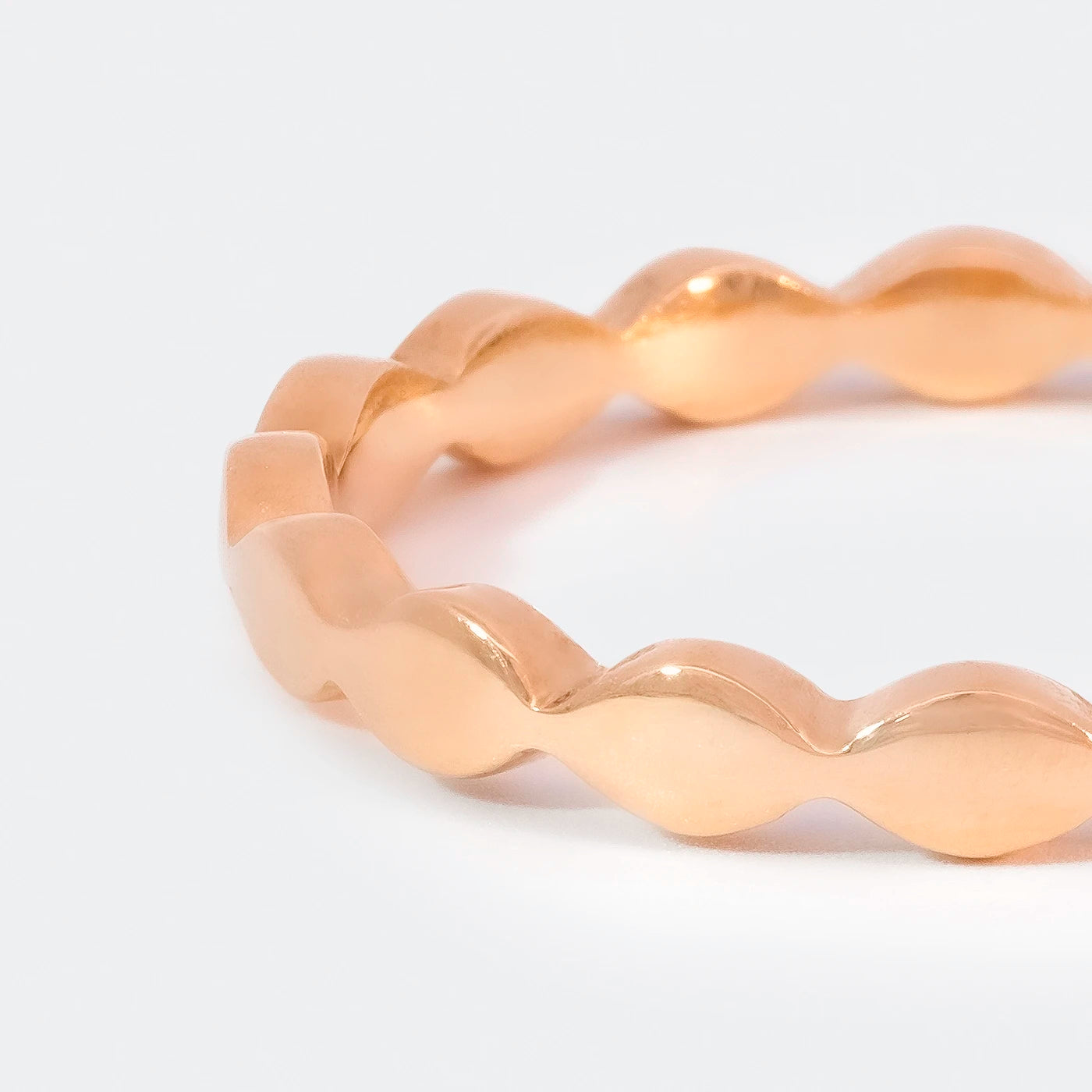 Ring Wave Rosegold die Ringschiene ist geschwungen wie Wellen Frontansicht Closeup linke Seite