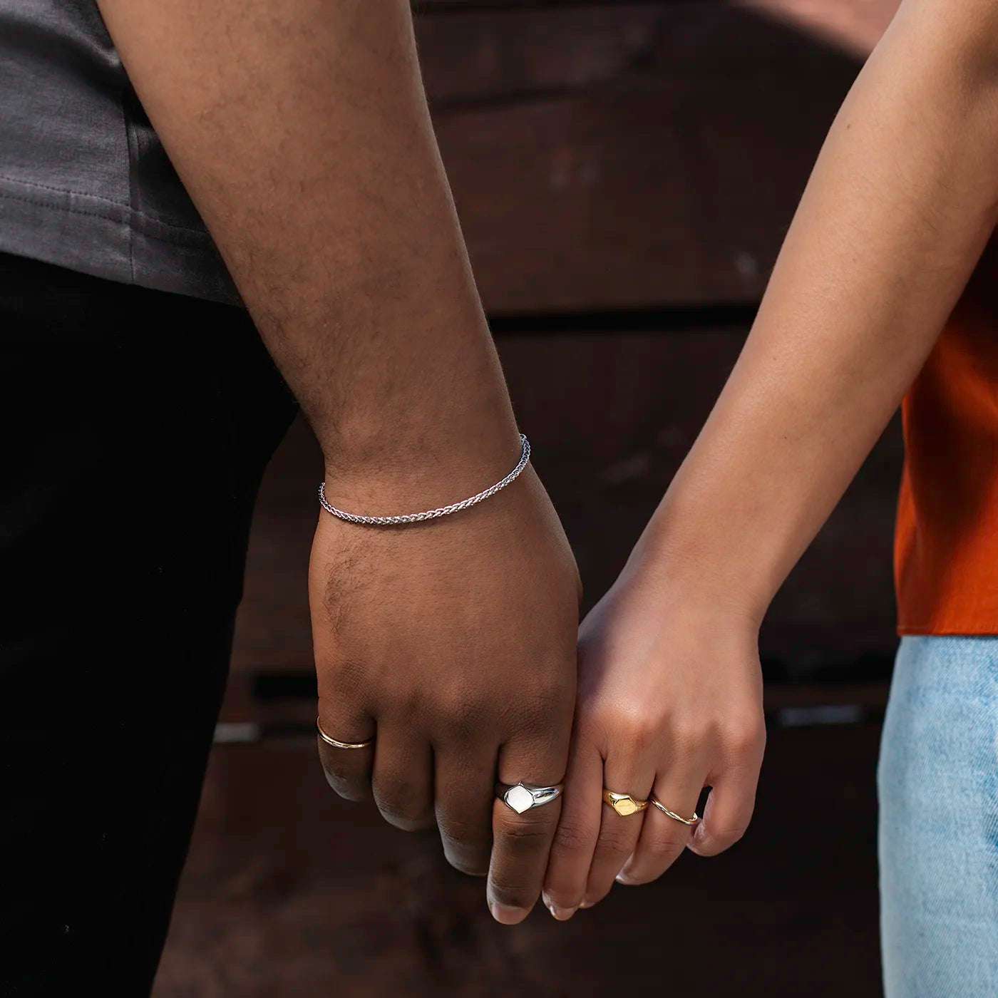 Siegelring Damen Gelbgold und Herrenring Platin mit grosser Flaeche in Form Josefine Logo fuer Wunschgravur Frontansicht an weiblich und maennlicher Modelhand Ringfingern halte Haende