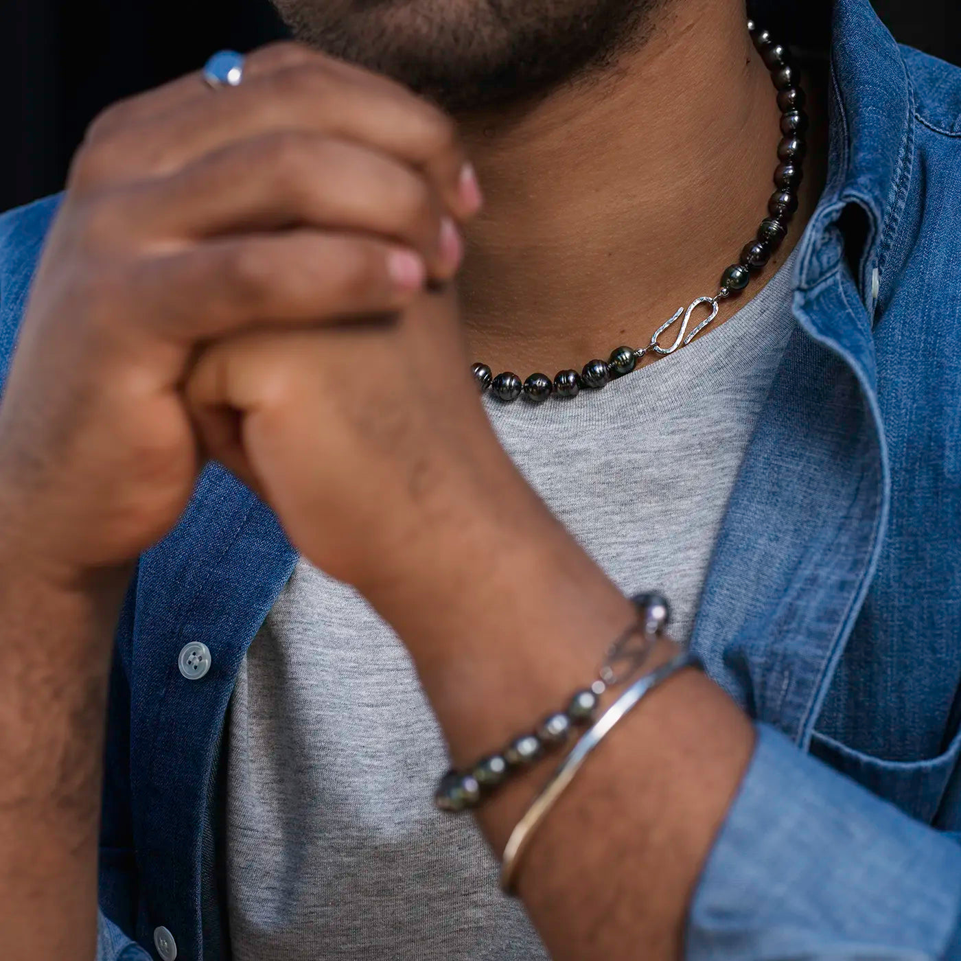 Kette aus Tahitiperlen mit Platin Verschluss am Modelhals, closeup