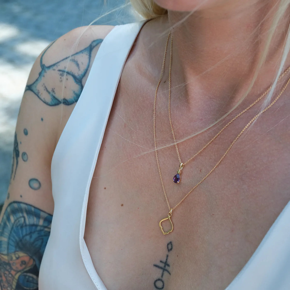 Kette mit Anhänger Blossom lila Amethyst aus 925er Sterlingsilber vergoldet - am Hals getragen, Schrägansicht