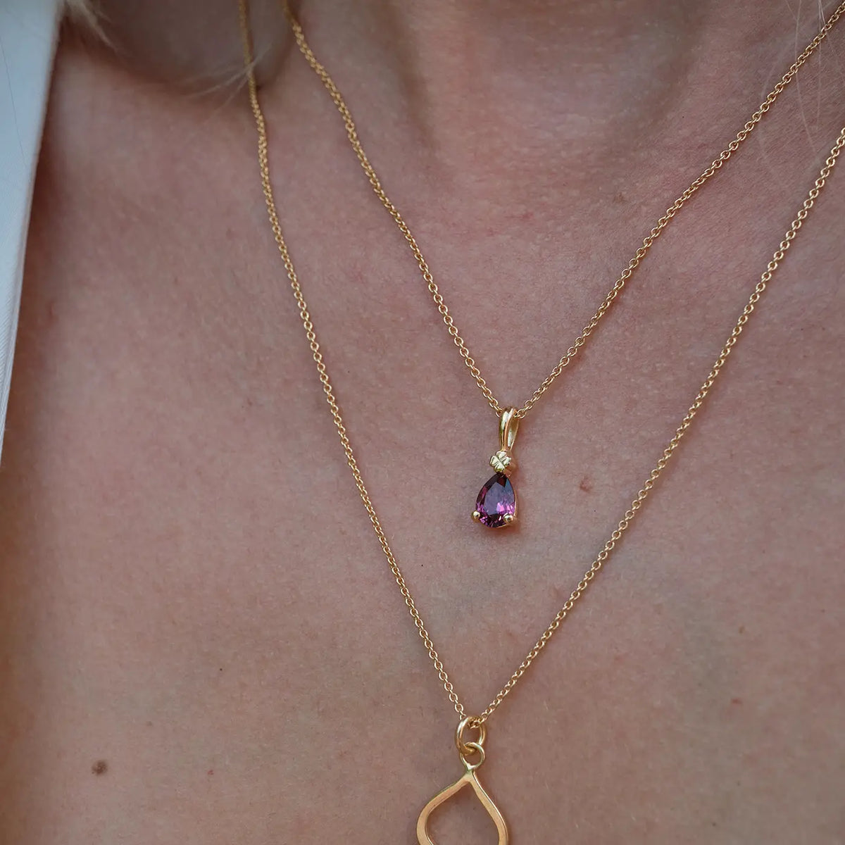 Kette mit Anhänger Blossom roter Granat aus 925er Sterlingsilber vergoldet - am Hals getragen, Detailansicht