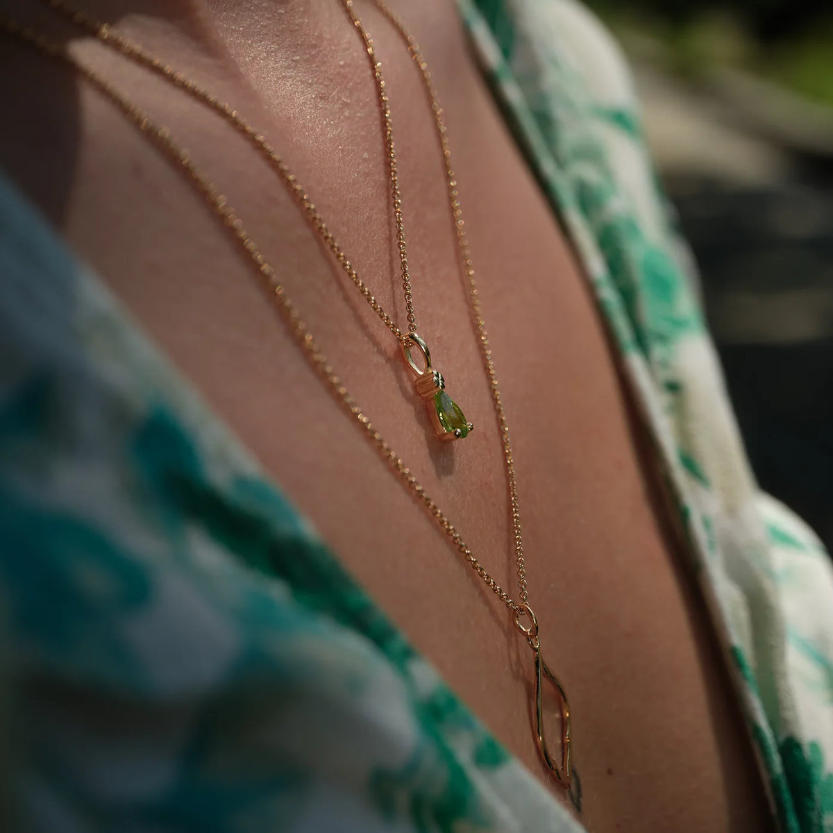 Kette mit Anhänger Blossom grüner Peridot aus 925er Sterlingsilber vergoldet - am Hals getragen, Schrägansicht